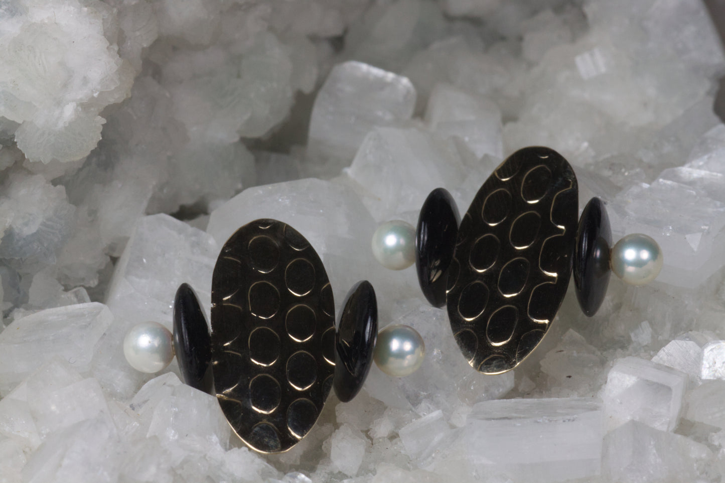 Circle Texture With Onyx Bead And White Pearl Earrings