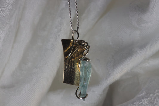 Aquamarine Crystal Pendant With Wheat Gold Chain